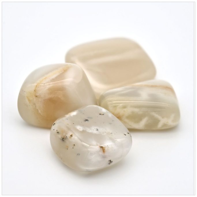 Mondstein creme/gemustert auf hellem Hintergrund.