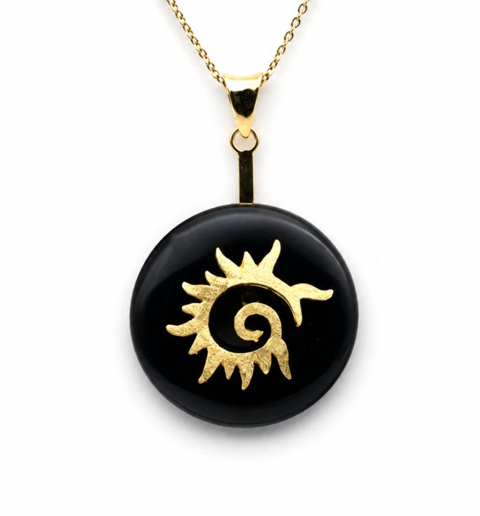 Obsidian Donut in Schwarz in einer goldenen Flammenspirale gehalten an goldener Kette auf weißem Hintergrund.