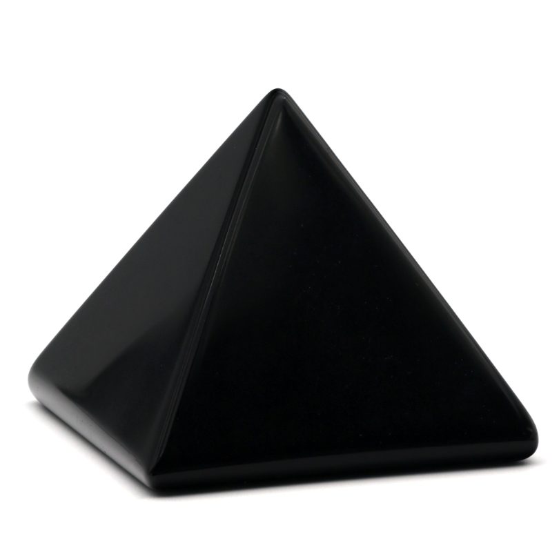 Schwarzer Obsidian – Pyramide auf weißem Hintergrund.