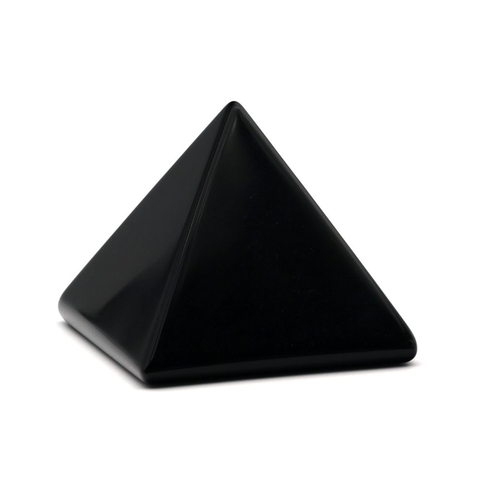 Schwarzer Obsidian – Pyramide auf weißem Hintergrund – Symbolbild für Schutzsteine und Loslassen.