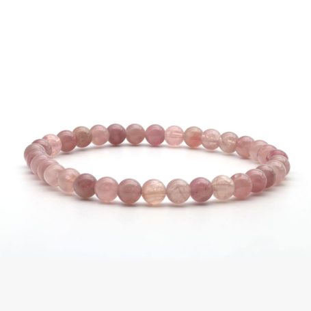 Rosenquarz-Perlenarmband in zartem Rosa auf weißem Hintergrund