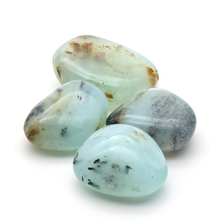 Andenopal Azur Trommelstein aus Peru in zartem Blau-Weiß mit natürlicher Maserung