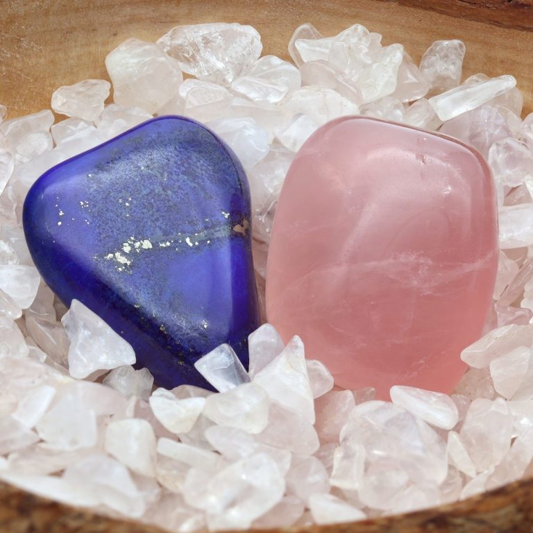 „Rosenquarz- und Lapislazuli-Trommelstein auf Rosenquarzchips – harmonische Verbindung von Herz und Wahrheit.“