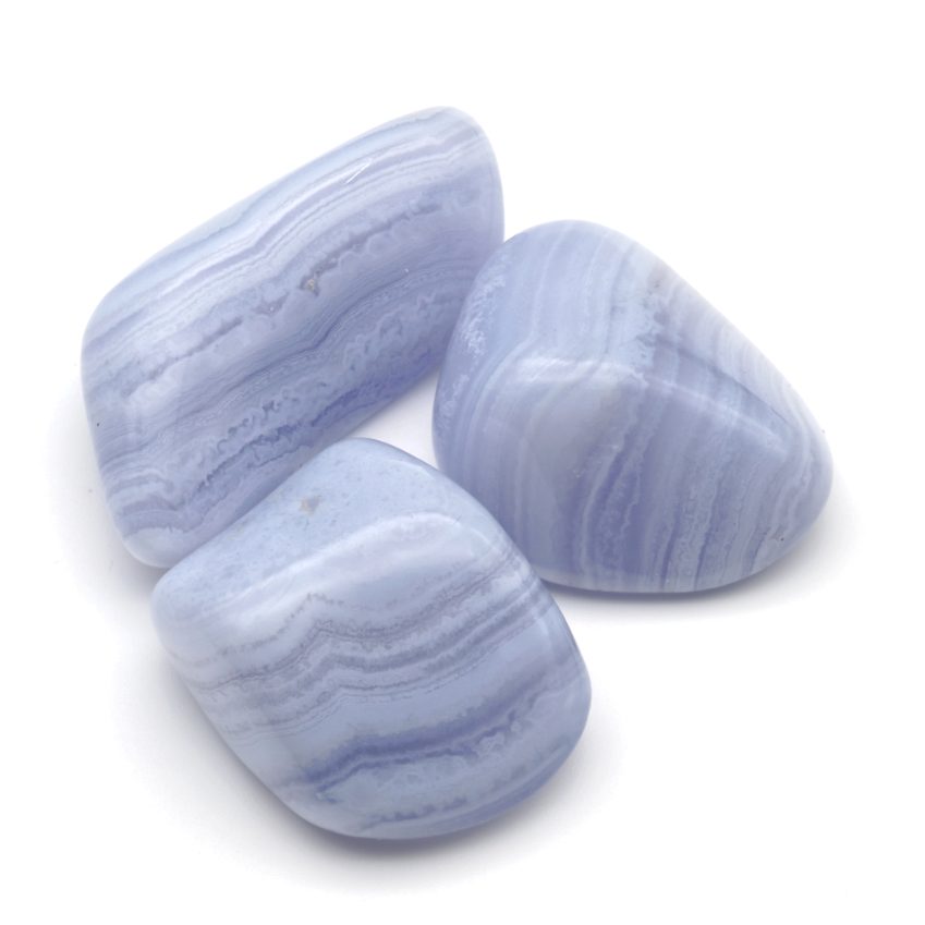 Drei blaue Chalcedon Trommelsteine mit Bänderung auf weißem Hintergrund.
