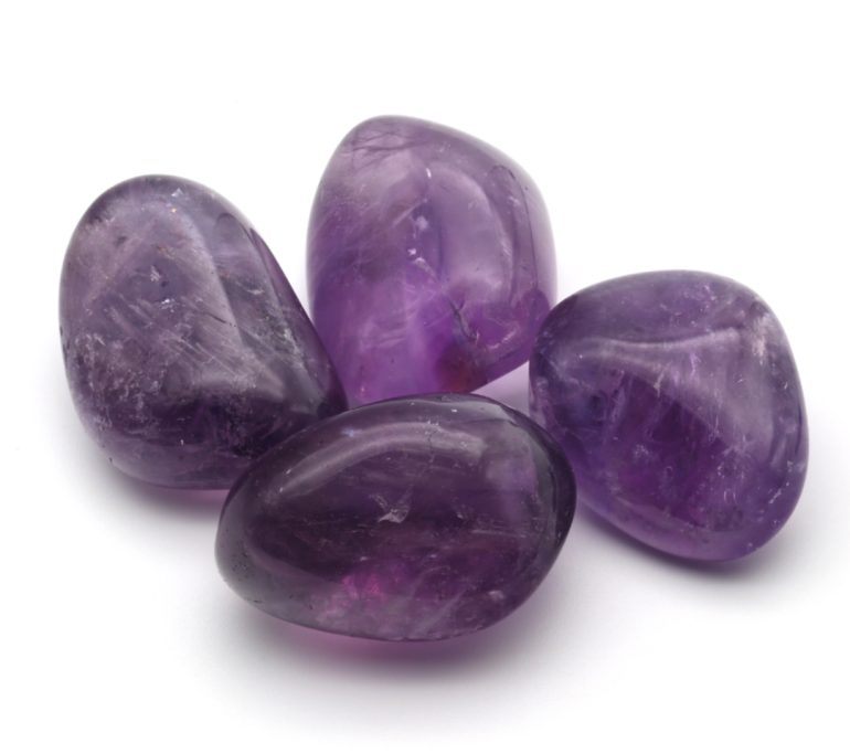 Dunler Amethyst – Trommelsteine auf weißem Hintergrund.