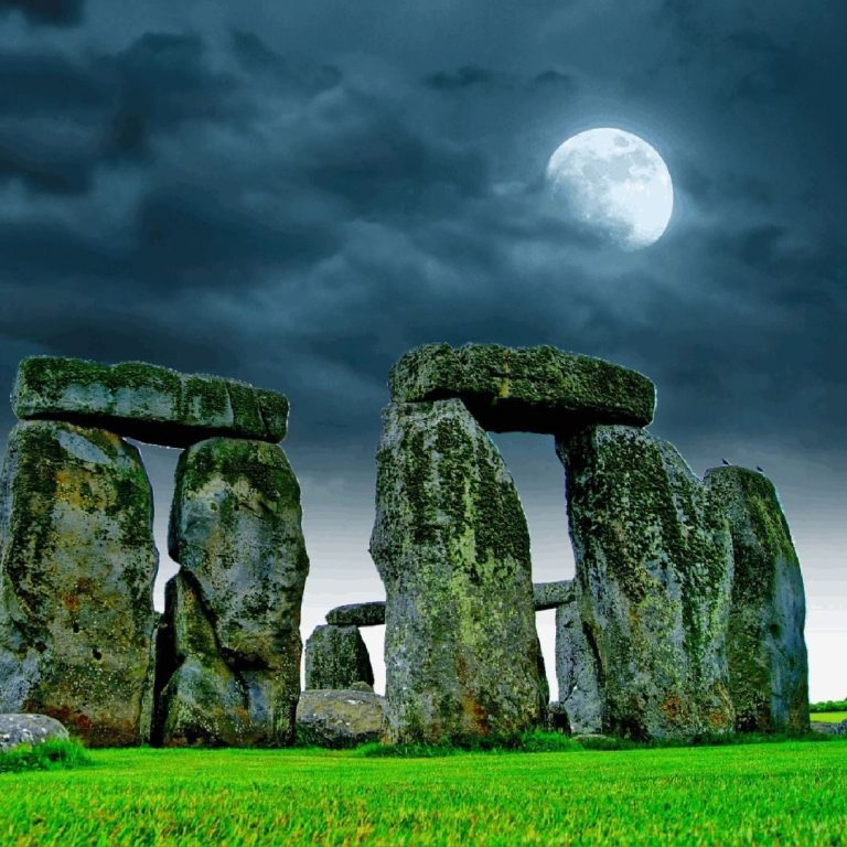 Steinkreis mit Monolithen unter dem Mond – Symbolbild zu den Preseli Bluestones von Stonehenge