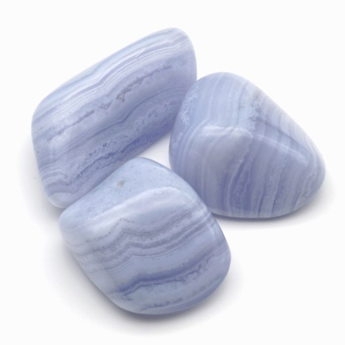 Blauer Chalcedon Trommelsteine mit Bänderung auf weißem Hintergrund.