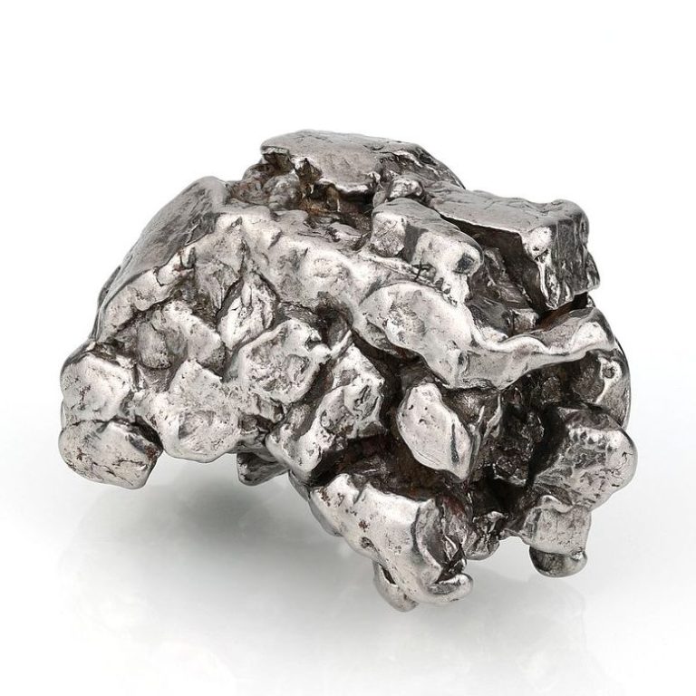 Original Campo-del-Cielo-Eisenmeteorit, poliertes Fragment mit metallischer Oberfläche aus Argentinien.