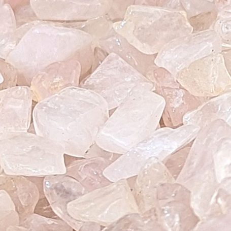 Rosenquarz-Chips in zartem Rosa.