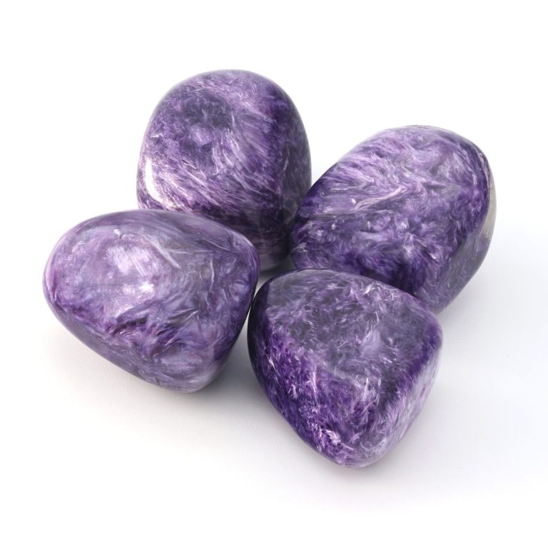 Charoit Trommelstein – violetter Edelstein aus Russland, selten und faszinierend durch seine marmorierte Struktur.