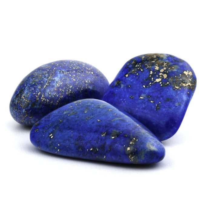 Dunkelblaue Lapislazuli Trommelsteine mit Pyrit auf weißem Hintergrund.