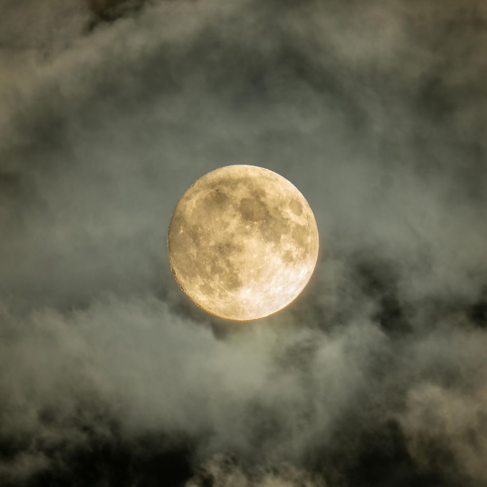 Vollmond im Nebel als ruhiges, mystisches Stimmungsbild für die intuitive Seele; oft in Verbindung gebracht mit Amethyst und Bergkristall.