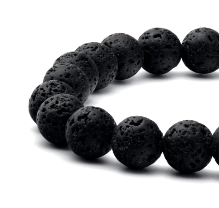 Nahaufnahme von einem Teil eines schwarzen Lava-Perlenarmbandes auf weißem Hintergrund.
