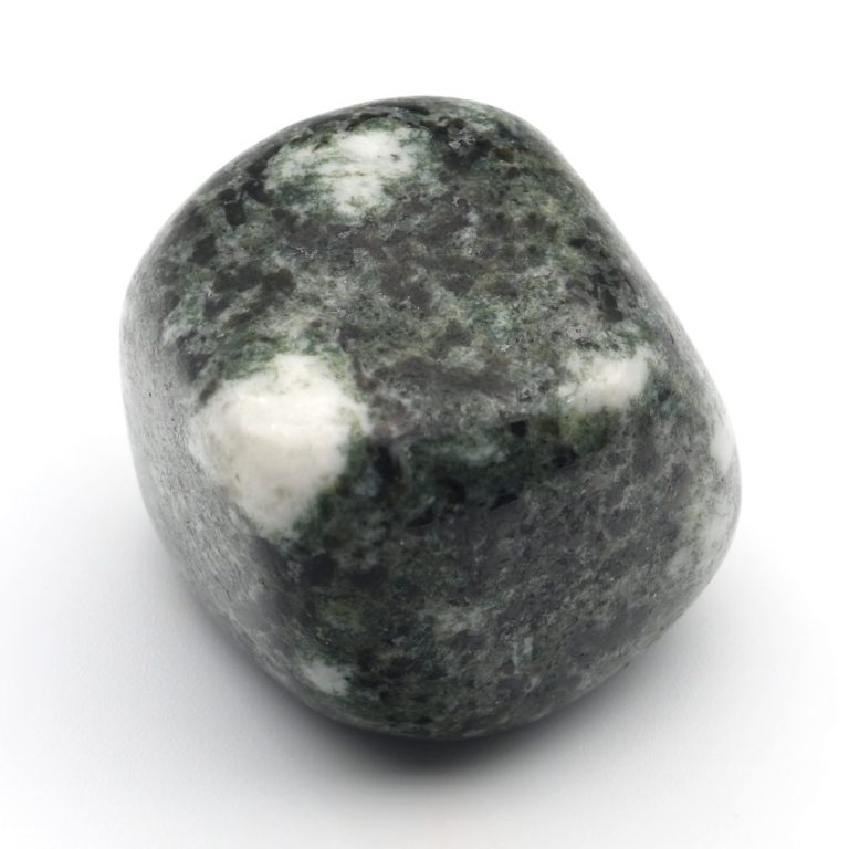 Polierter Bluestone-Trommelstein mit blaugrauer Oberfläche – Symbolbild im Edelstein-Lexikon zur Stonehenge-Seite