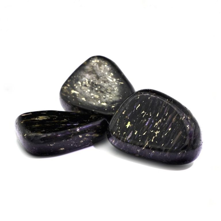 Nuummit Trommelstein – tiefschwarzer Edelstein aus Grönland mit goldblauen Lichtreflexen, einer der ältesten bekannten Minerale der Erde.