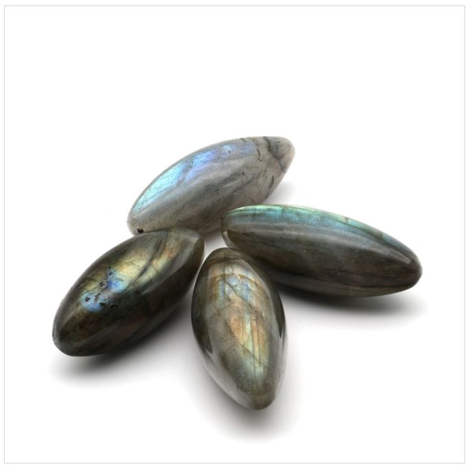 Labradorit in Olivenform auf hellem Hintergrund.