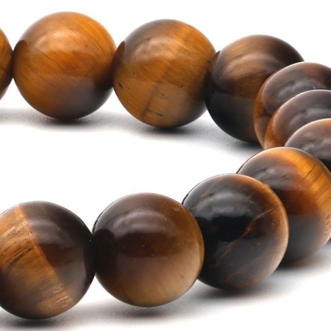 Tigerauge Teil eines Tigerauge Armbandes auf weißem Hintergrund.