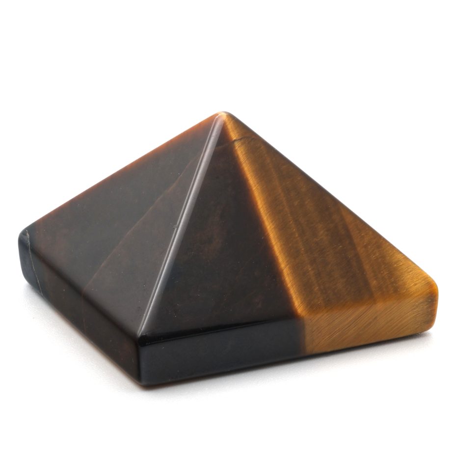 Tigerauge Pyramide auf weißem Hintergrund als Symbol für Schutzsteine und Sternzeichen.