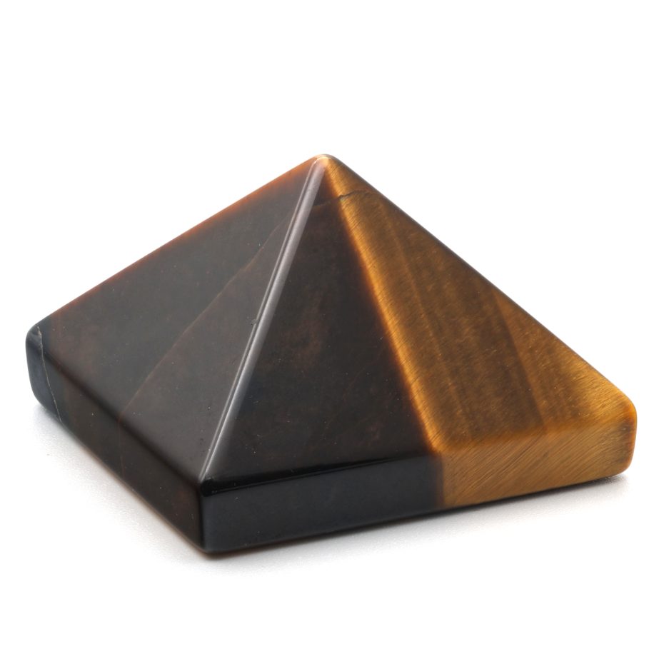 Eine Tigerauge-Pyramide auf weißem Hintergrund – Symbolbild für Schutzsteine Übersicht.
