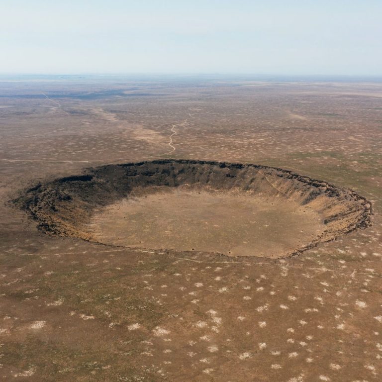 Symbolisches Foto eines Meteoritenkraters als Titelbild für das Edelstein-Lexikon – Wissensseite über Edelsteine, Mineralien und Meteoriten.