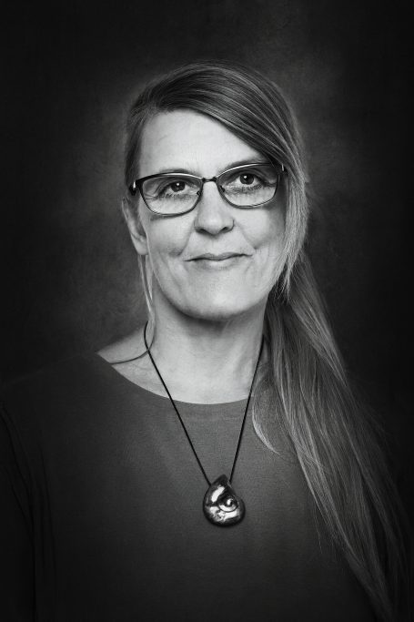 Porträt in schwarz/weiß von Sandra Inhaberin von Sandras Mineralien.