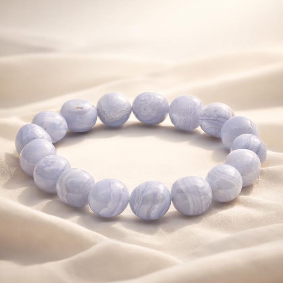 Blaues Chalcedon Armband auf hellem Stoffhintergrund – Symbolbild für das Sternzeichen Schütze