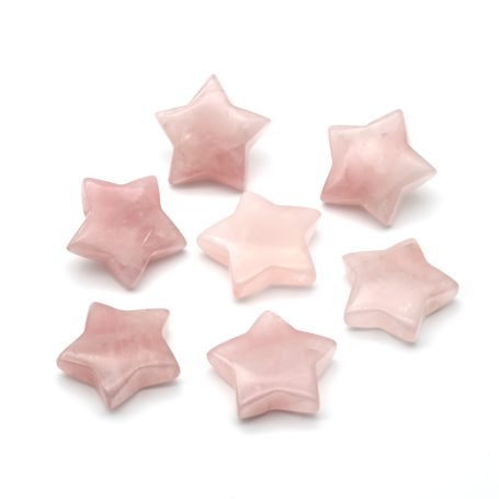 Mehrere Rosenquarz-Sterne in zartem Rosa auf weißem Hintergrund