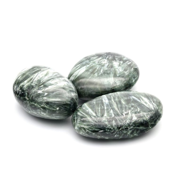 Seraphinit handgeschliffener Trommelstein in Grün mit silbriger Musterung