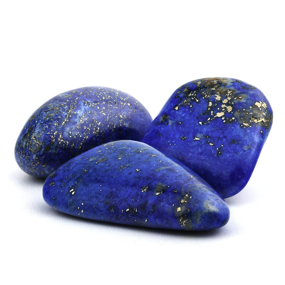 Drei Lapislazuli Trommelsteine mit Pyrit-Anteilen auf weißem Hintergrund.