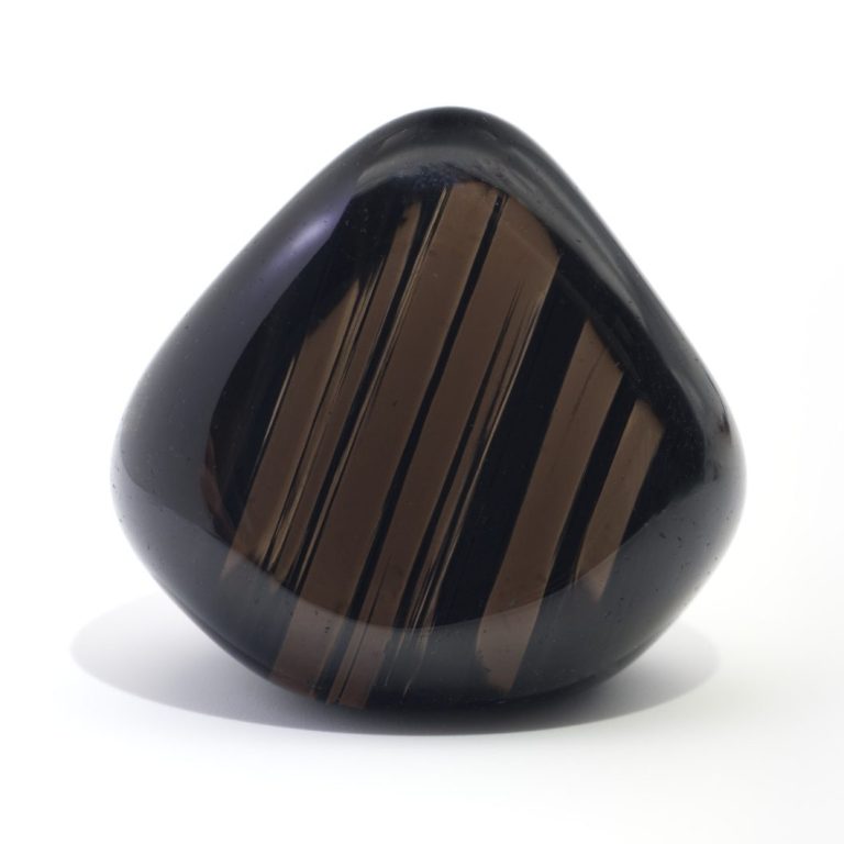 Polierter Lamellen-Obsidian-Trommelstein mit silbernen Schichten – Symbolbild im Edelstein-Lexikon