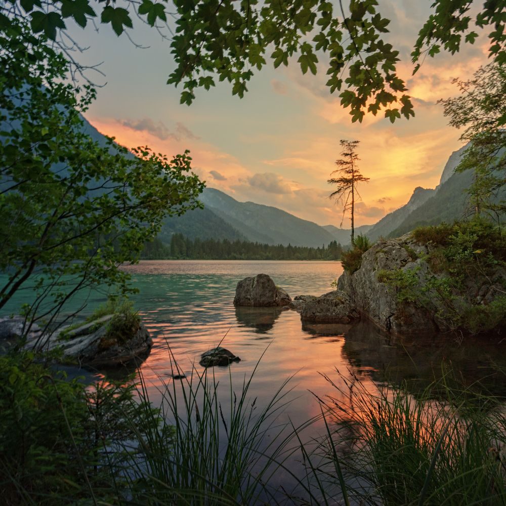 Sanfter Bergsee mit Sonnenlicht als Symbol für die harmonische Seele; passend zu Schutzsteinen wie, Aventurin, Selenit oder Malachit.