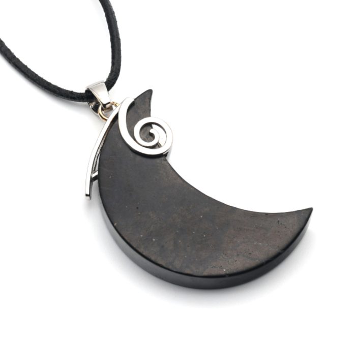 Schwarzer Schungit Mond mit Silberöse als Anhänger auf weißem Hintergrund.