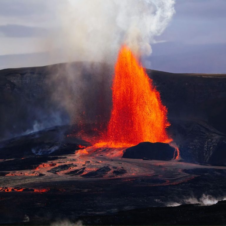 Ausbrechender Vulkan mit glühender Lava – Symbolbild für die Entstehung des Obsidians im Edelstein-Lexikon