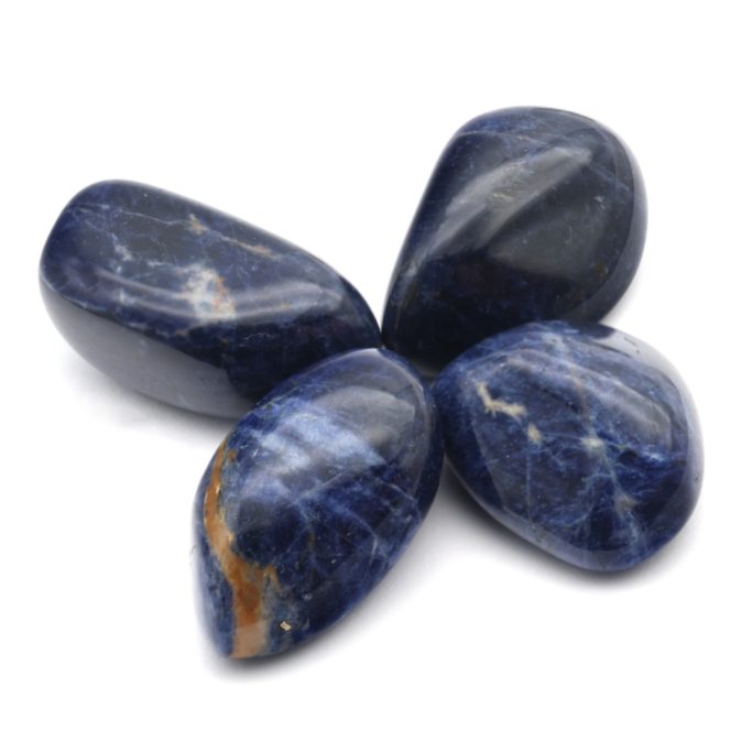 Dunkelblaue Sodalith Trommelsteine auf weißem Hintergrund.