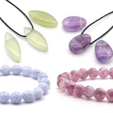 Edelstein-Anhänger und Armbänder in verschiedenen Farben auf weißem Hintergrund.