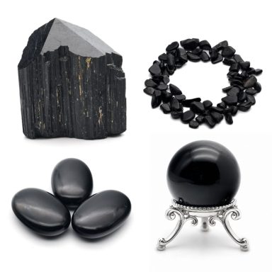 Schwarze Schutzsteine als Rohstein, Armband, Handschmeichler und Kugel auf weißem Hintergrund.