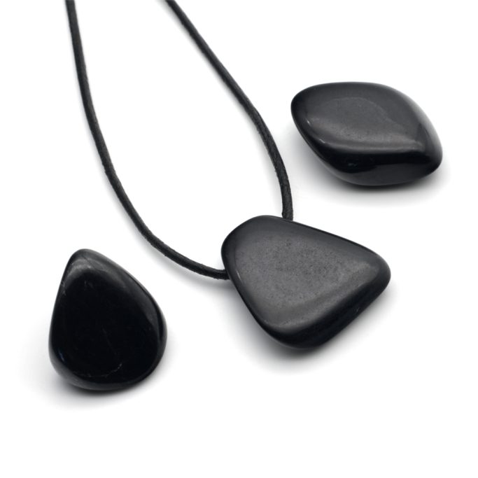 Schwarze Jade Drei schwarze Jade Anhänger auf weißem Hintergrund.
